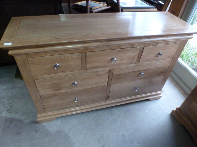 A modern oak seven drawer chest of drawers - Width 142cm  x H 88cm