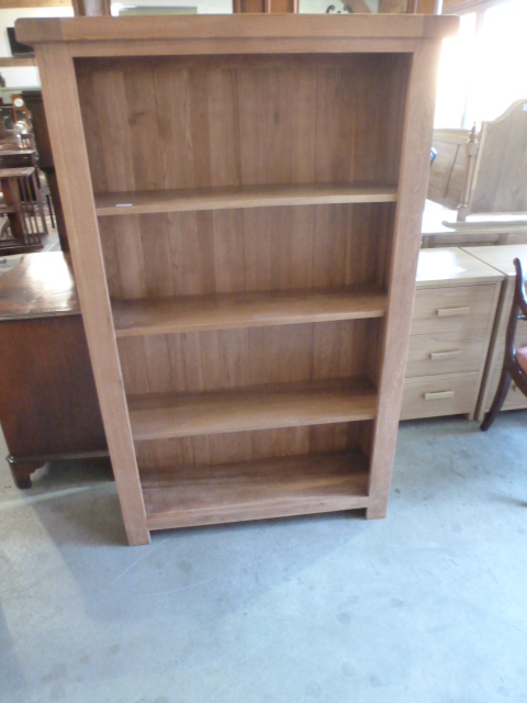 An oak ex display medium bookcase - Height 157 cm x Width 99 cm x Depth 32 cm