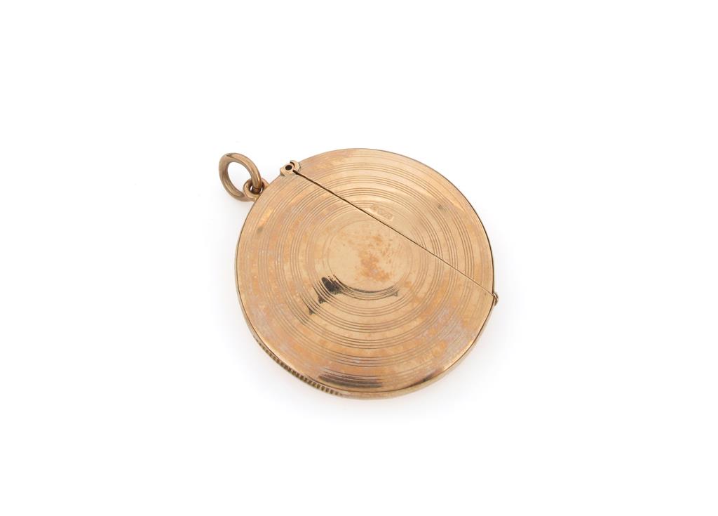 A 9ct gold circular vesta match case. Chester hallmarks for 1905. 4.2cm diameter. 17g.