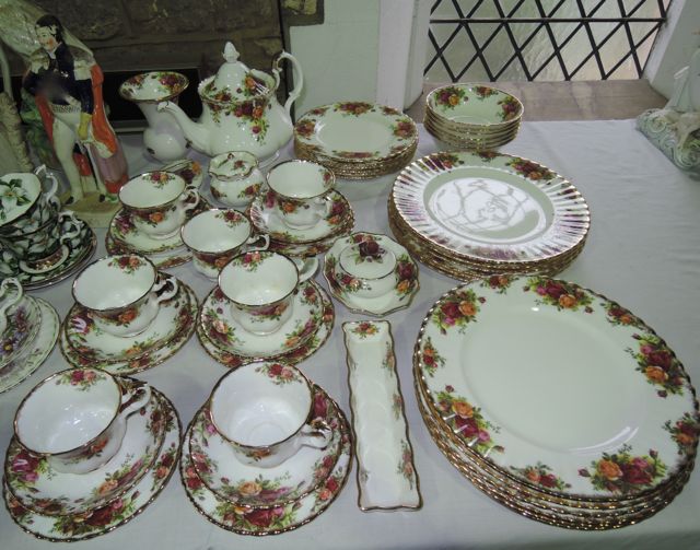 An extensive collection of Royal Albert Old Country Roses pattern dinner and tea wares comprising - Image 2 of 2
