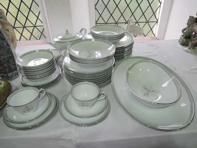 An extensive collection of Noritake china dinner and tea wares in the Lucille pattern comprising an - Image 2 of 2