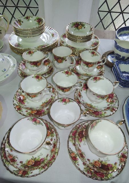 A quantity of Royal Albert Old Country Roses pattern dinner and tea wares comprising six dinner - Image 2 of 2