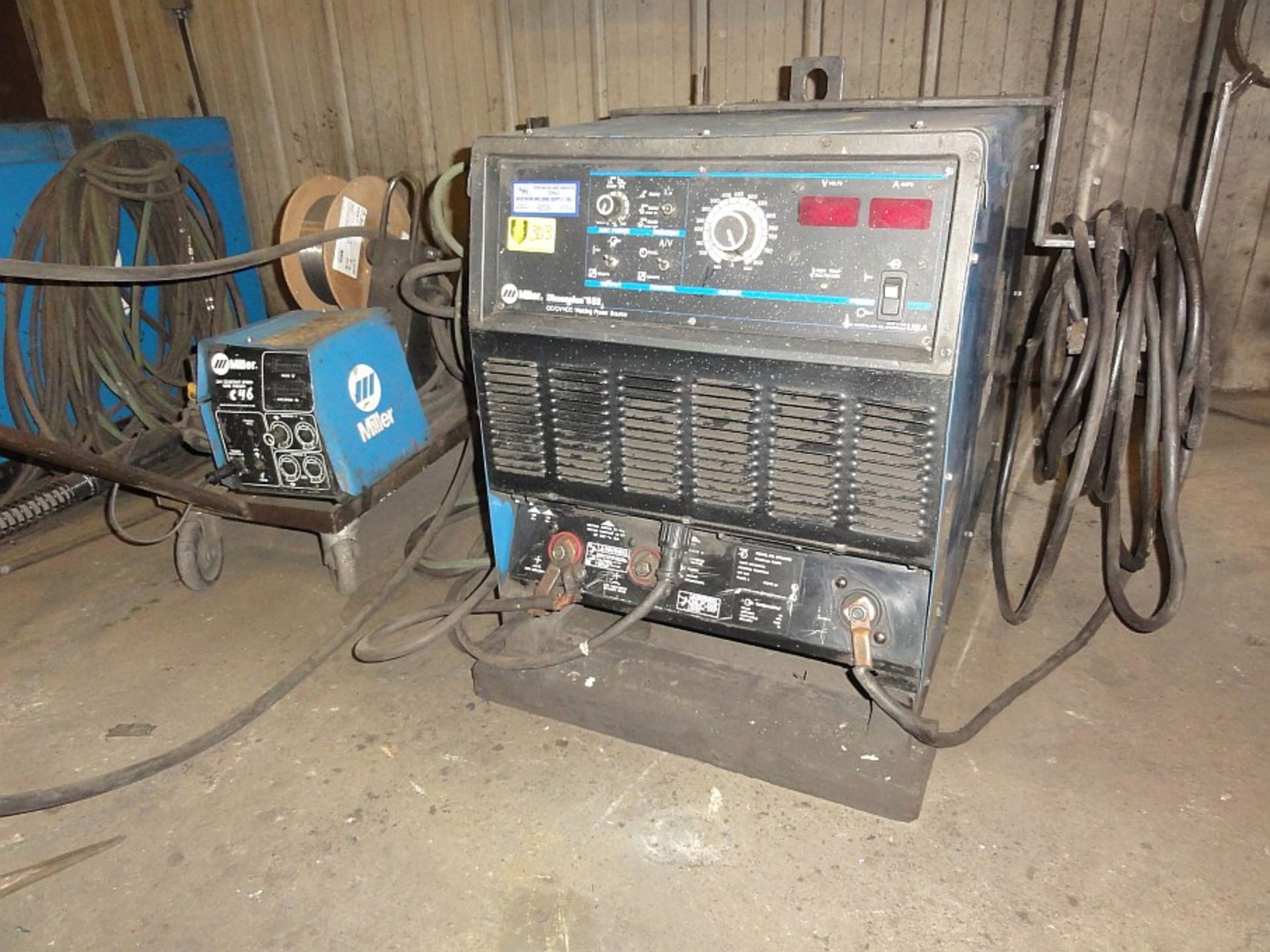 Miller Dimension 652 Welder, Sn KF942652 w/ Miller 60 Series Wire Feed