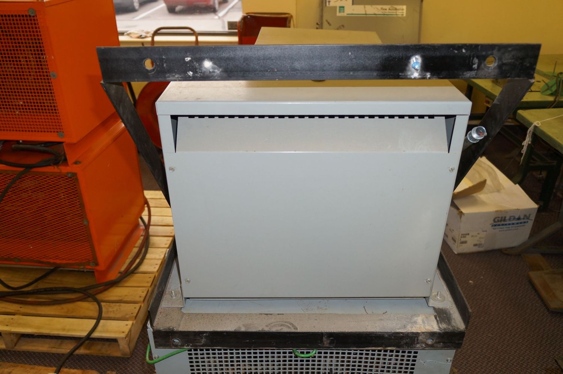 Rex 600 volt transformer. Kva 15,hv 600 lv 277, cont 150, %imp 6.0, type Ann - Image 2 of 2