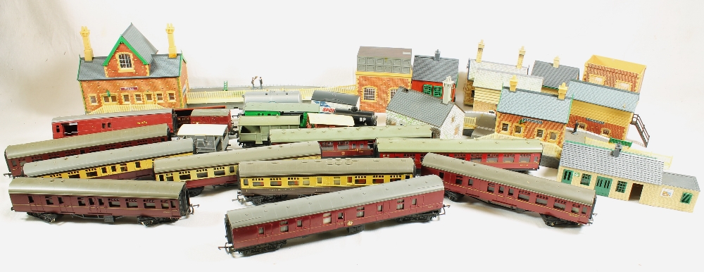 Large collection of OO gauge model railways including unboxed rolling stock and carriages, track,