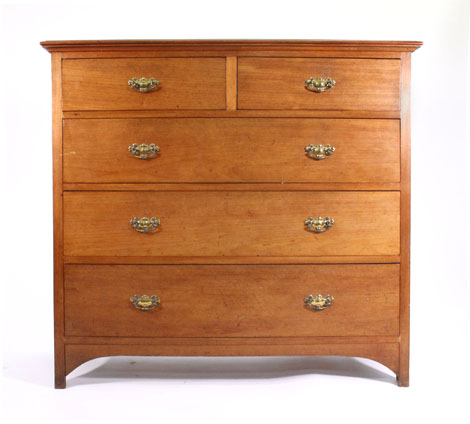 An Edwardian walnut chest of three graduated long and two short drawers on swept bracket feet, w.