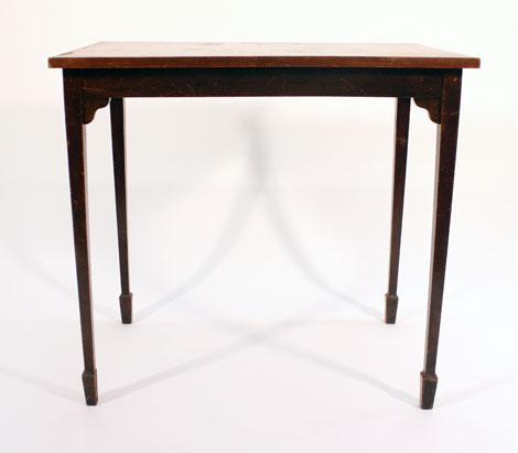 An 18th century-style side table with yew wood top on square tapered legs, w. 77 cm    CONDITION