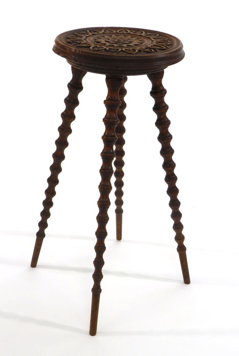 An oak gypsy table, d. 23 cm