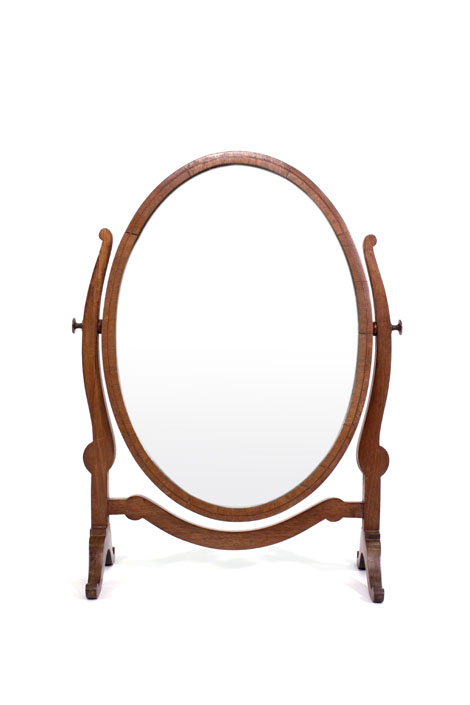 A George III-style mahogany and strung dressing table swing mirror, w. 47 cm   CONDITION REPORT: