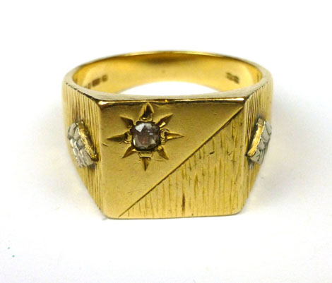 An 18ct yellow gold ring set single old cut diamond, 18.5 gms, ring size W/X