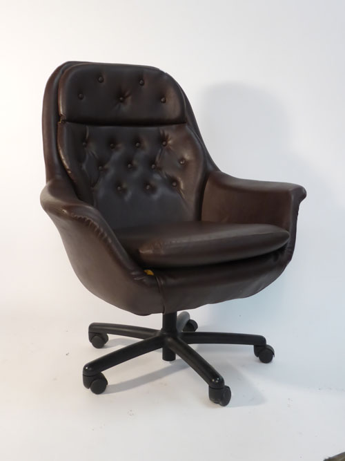 A brown vinyl tub chair on five star swivel base   CONDITION REPORT:  Generally good