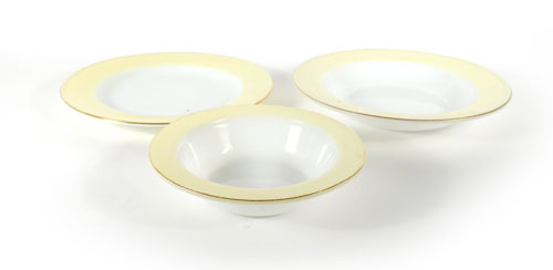 A quantity of early Pyrex plates and dishes in yellow and white   CONDITION REPORT:  Generally good