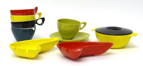 A group of Melaware moulded plastic tablewares, a moulded plastic ashtray in the form of a top hat