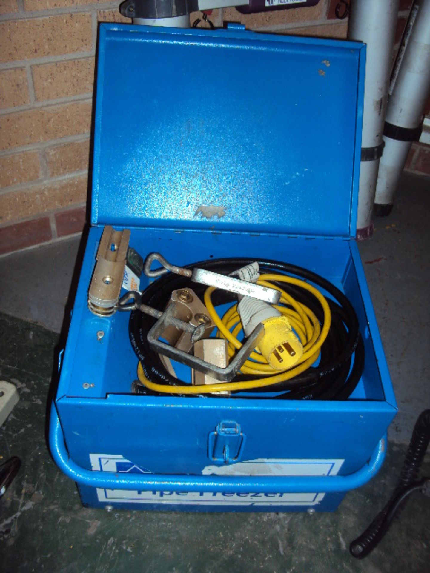 ARCTIC FREEZE Commercial 110v pipe freezing kit with probes & case - Image 2 of 2