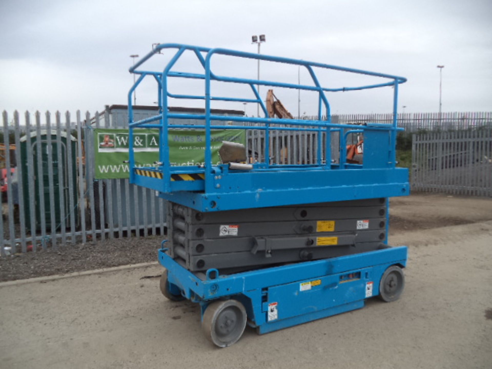 1999 UPRIGHT X32 11.8m scissor lift (s/n 111543/1999)(Runs & Lifts)