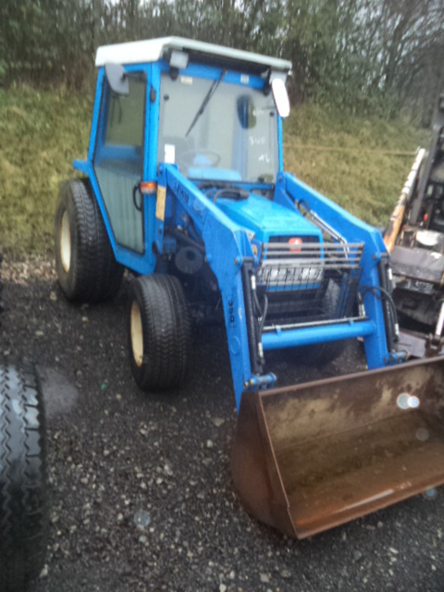 ISEKI TK538 4wd compact tractor c/w full cab & front loader & bucket, 3220 recorded hrs (R&D) - Image 2 of 3