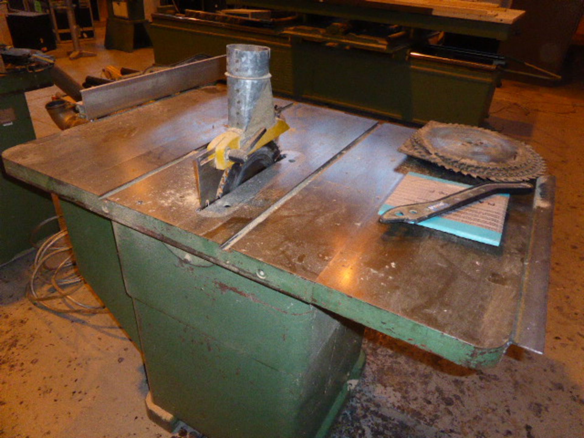 Wadkin Bursgreen tilt arbour saw bench Machine No: 12'' AGS 864672 with a range of spare blades - Image 4 of 7