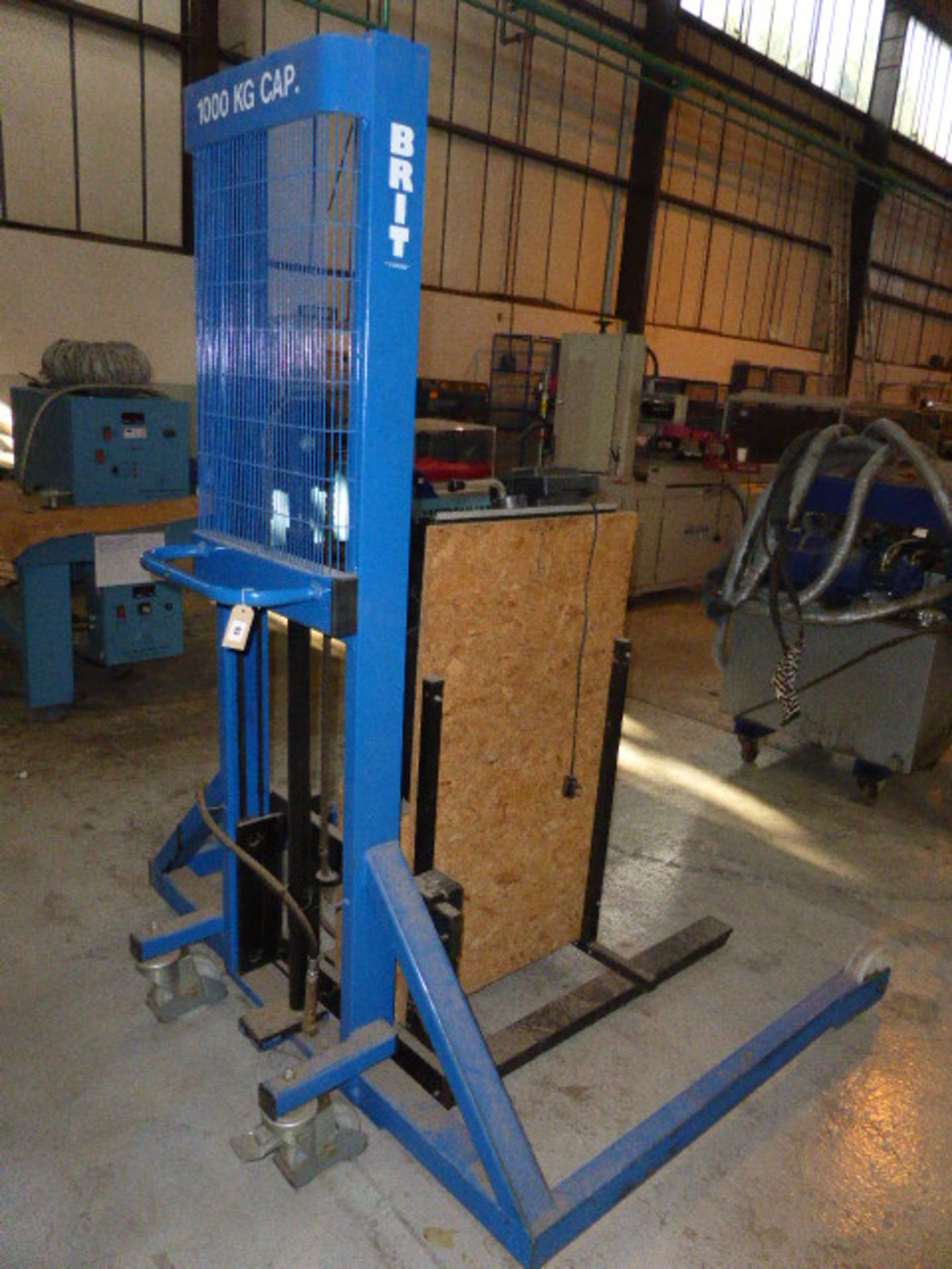 Brit hydraulic pallet lifter adapted for stationary use together with power unit and Selmar - Image 2 of 2