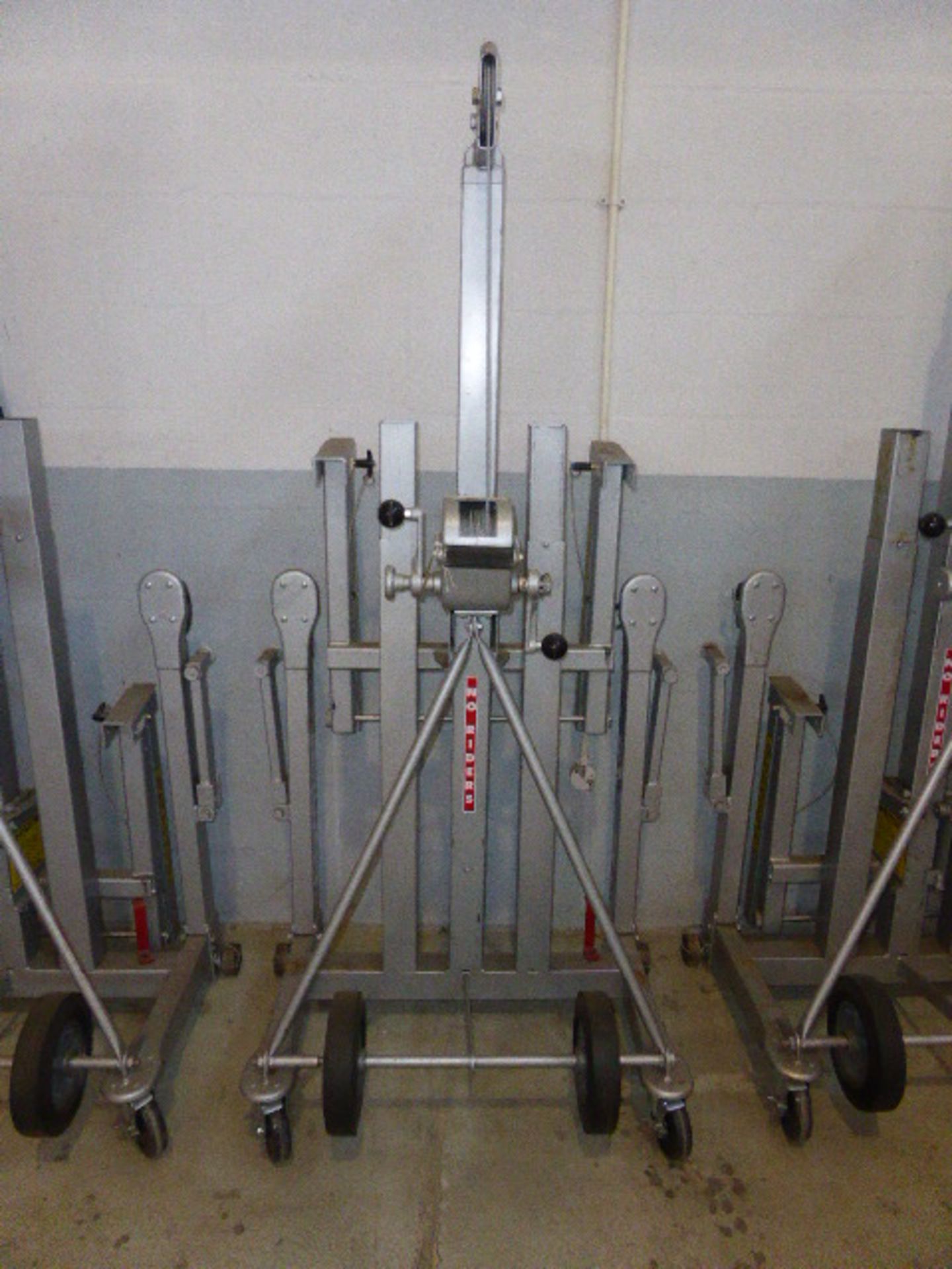 Vermette Versa Lift hand operated lifting crane Capacity: 350lbs Maximum lift height: 13ft