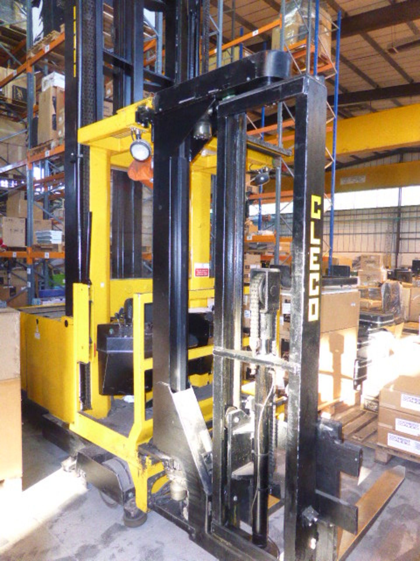 Cleco Bison OP 1000 man up narrow aisle reach truck with charger Serial No: B1651 Capacity: 750kg - Image 2 of 13