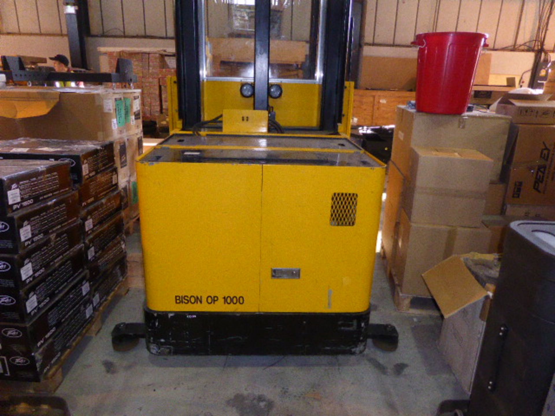 Cleco Bison OP 1000 man up narrow aisle reach truck with charger Serial No: B1651 Capacity: 750kg - Image 12 of 13