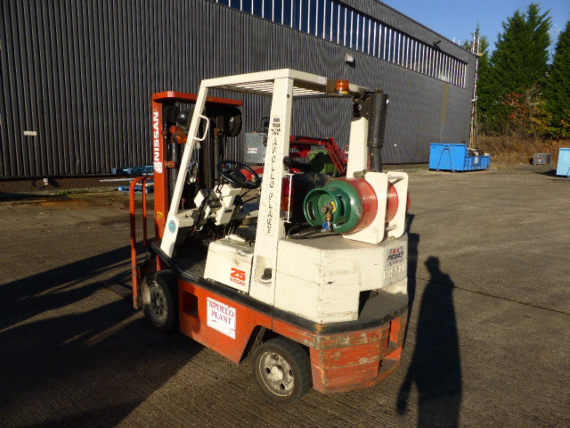 Nissan 25 calor gas counter balance fork lift truck with triple mast and side shift  Model: - Image 3 of 10