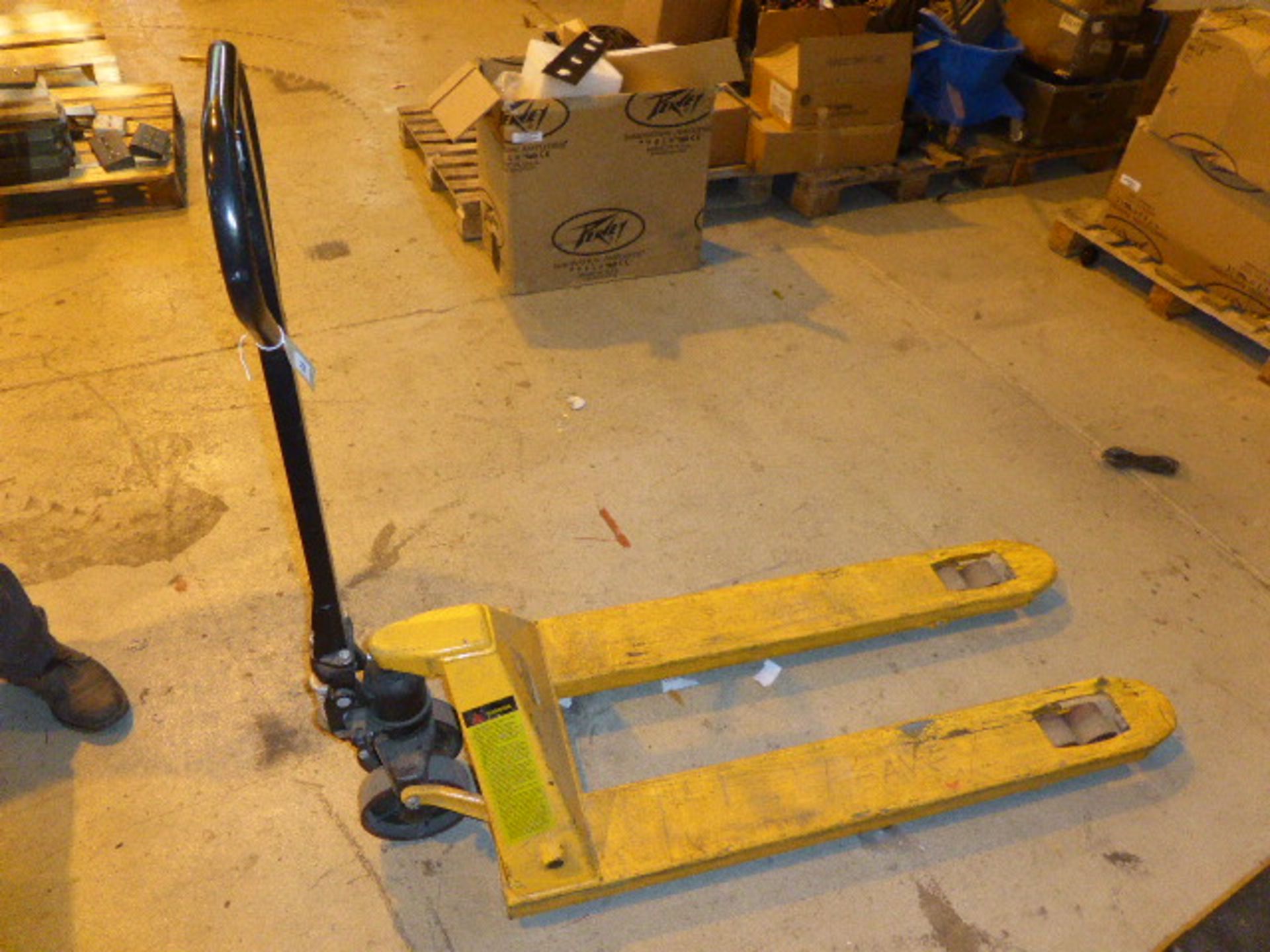 Black and yellow 2500kg hydraulic pallet truck - Image 2 of 2