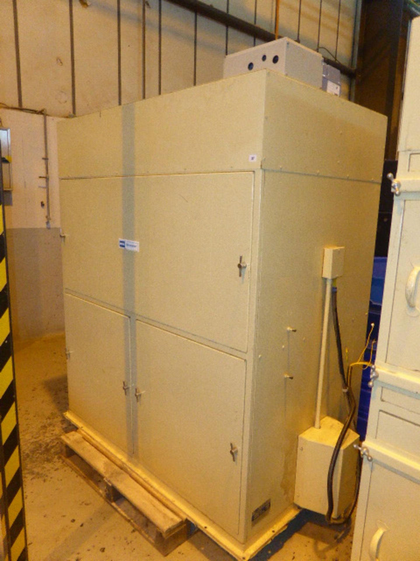 DCE Unimaster dust extraction cabinet  Type: UMA450H Serial No: 202986