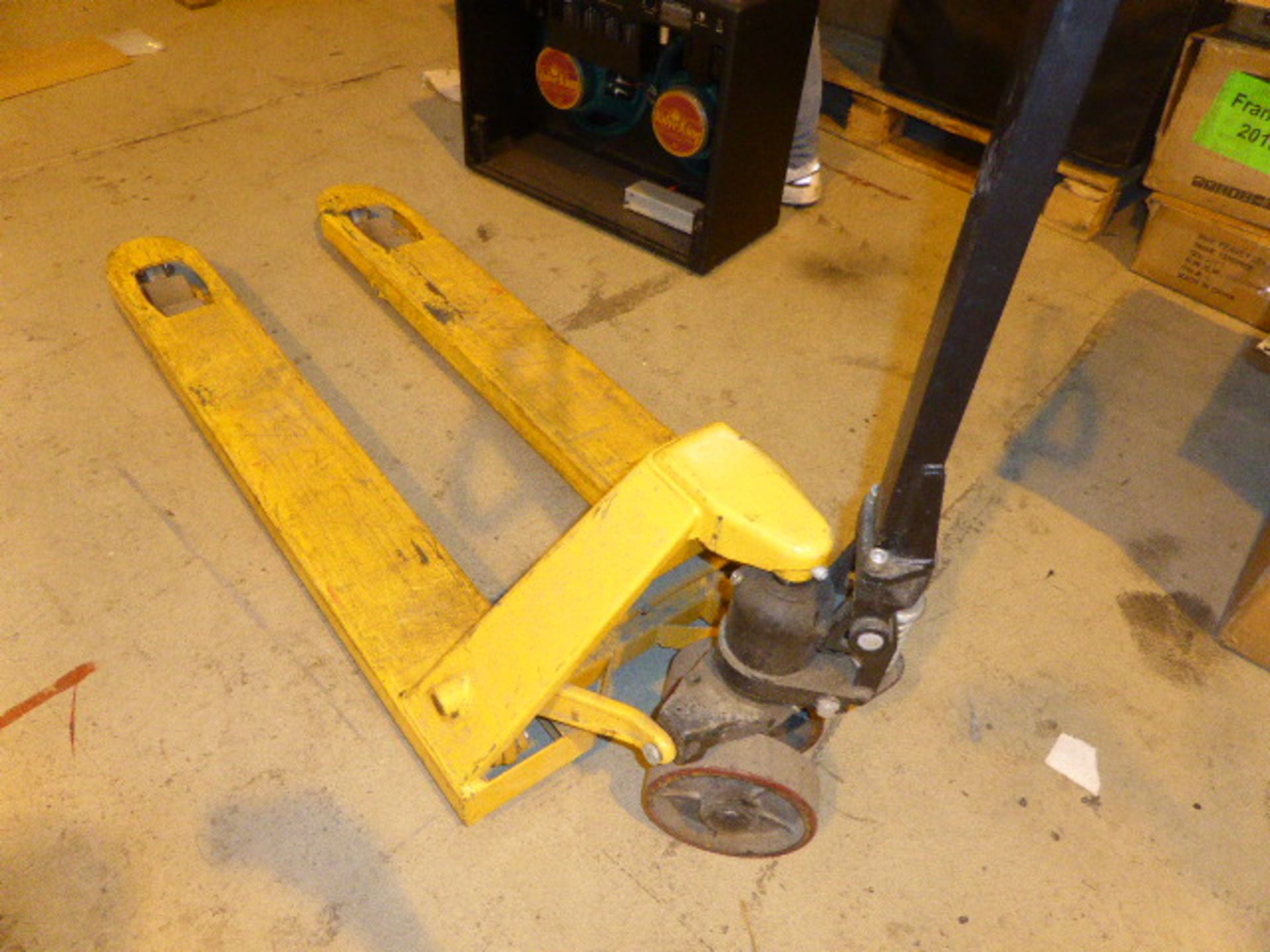 Black and yellow 2500kg hydraulic pallet truck