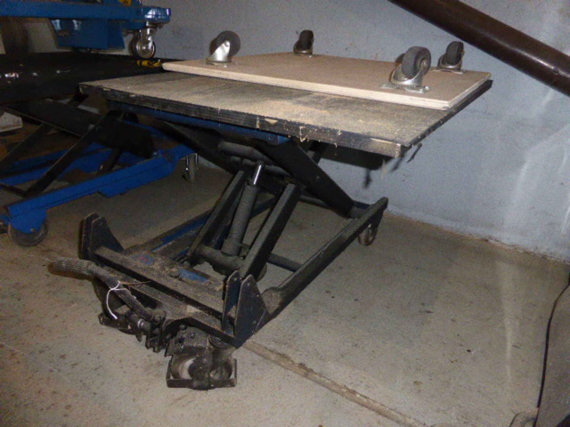 4 wheel scissor lift trolley - Image 2 of 2