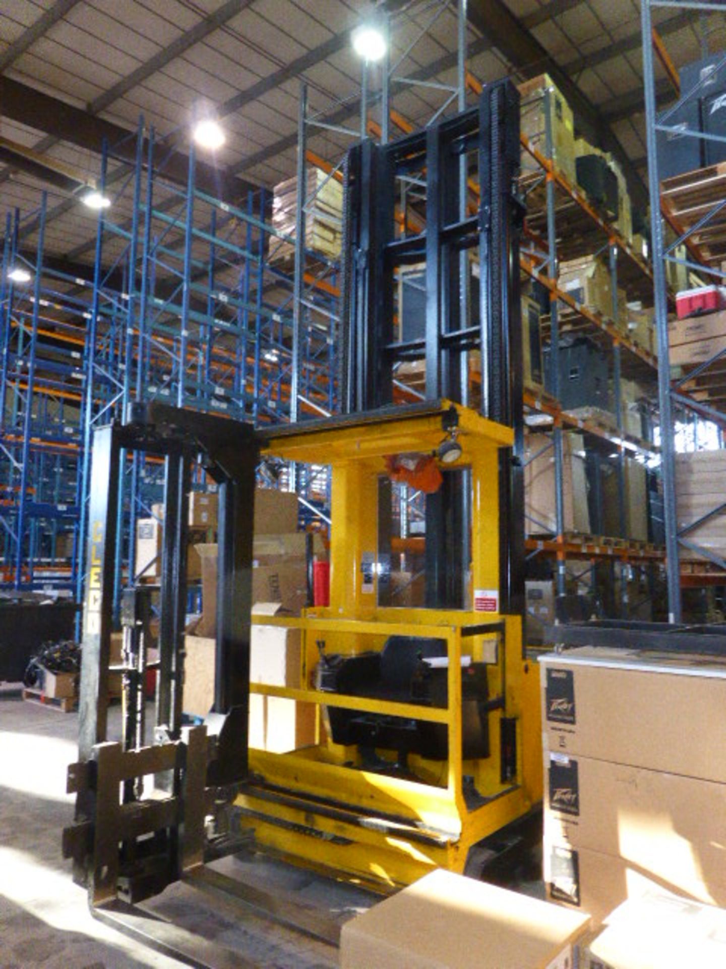 Cleco Bison OP 1000 man up narrow aisle reach truck with charger Serial No: B1651 Capacity: 750kg - Image 3 of 13