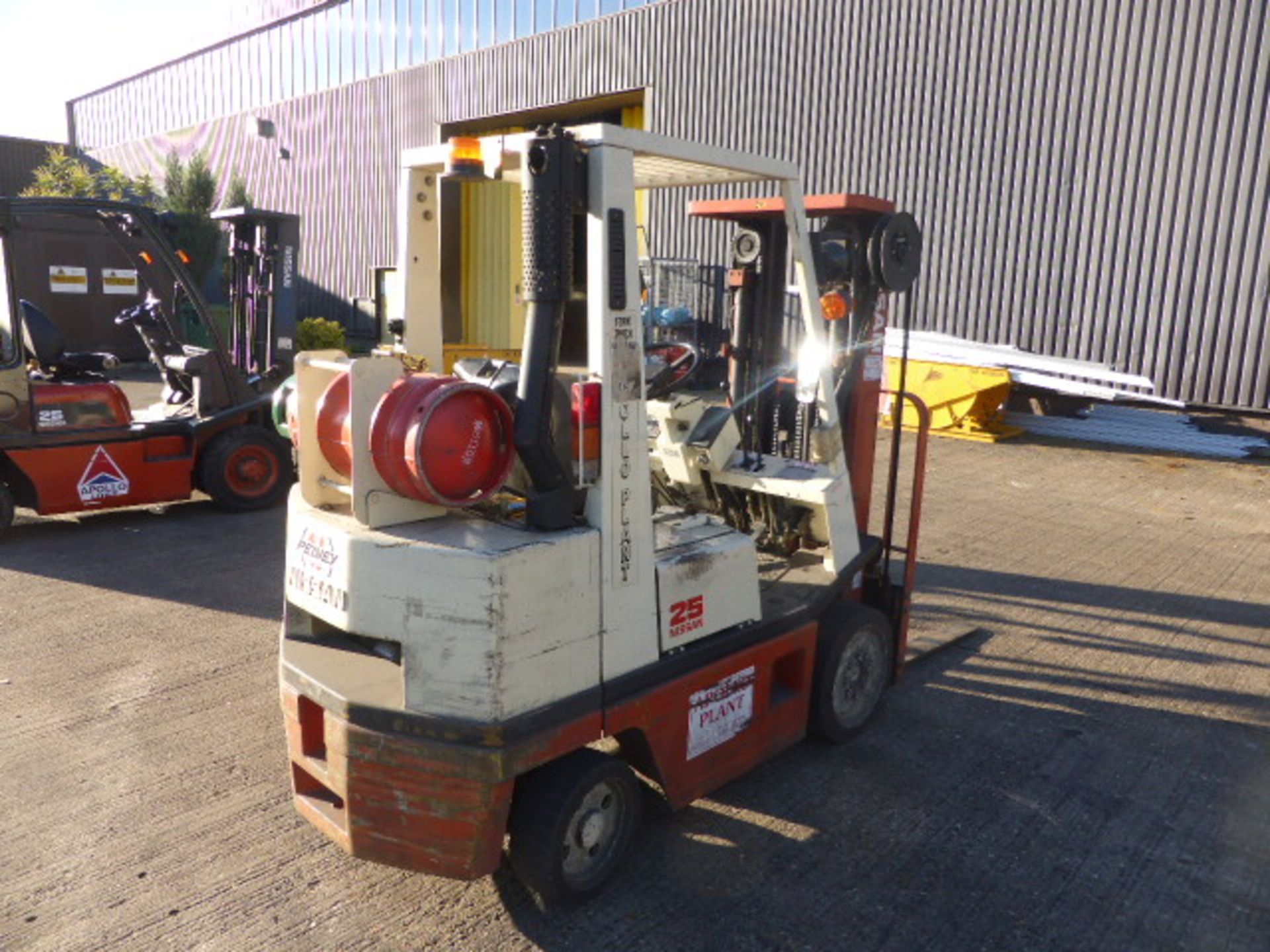 Nissan 25 calor gas counter balance fork lift truck with triple mast and side shift  Model: - Image 8 of 10