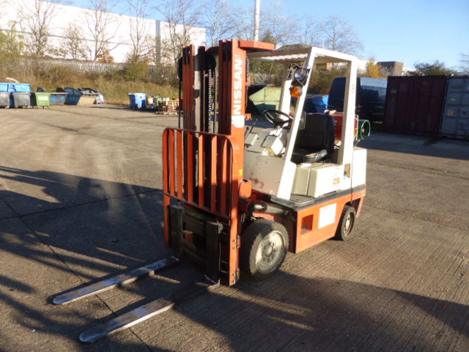 Nissan 25 calor gas counter balance fork lift truck with triple mast and side shift  Model: - Image 10 of 10