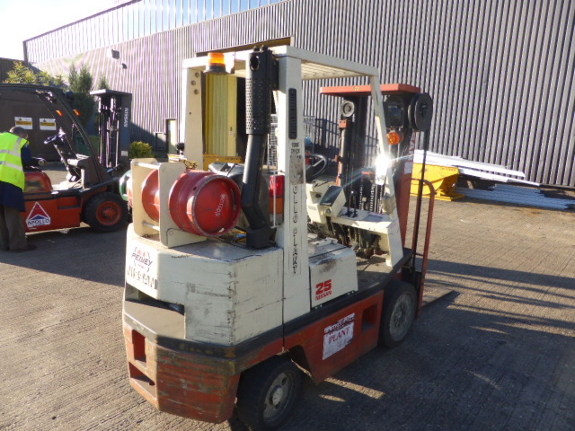 Nissan 25 calor gas counter balance fork lift truck with triple mast and side shift  Model: - Image 2 of 10