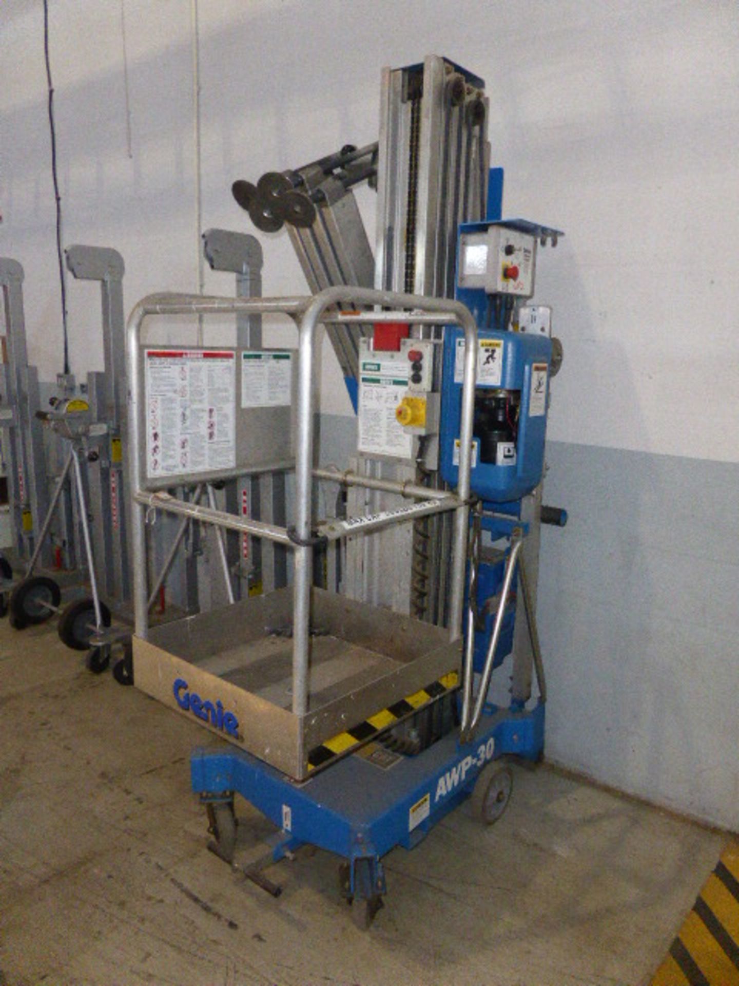 Genie type:AWP-30 electric operated cherry picker lift Capacity: 136kg - Image 2 of 2