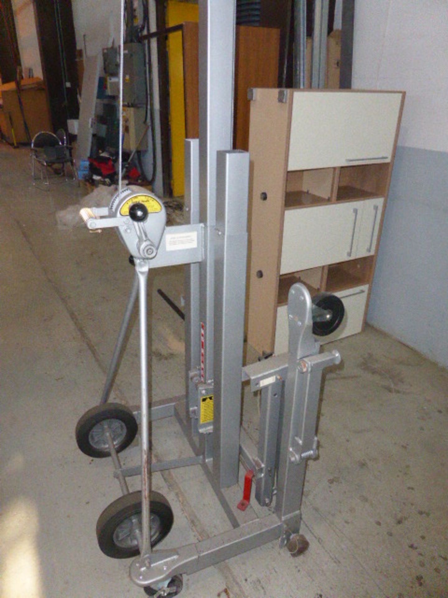 Vermette Versa Lift hand operated lifting crane Capacity: 350lbs Maximum lift height: 13ft