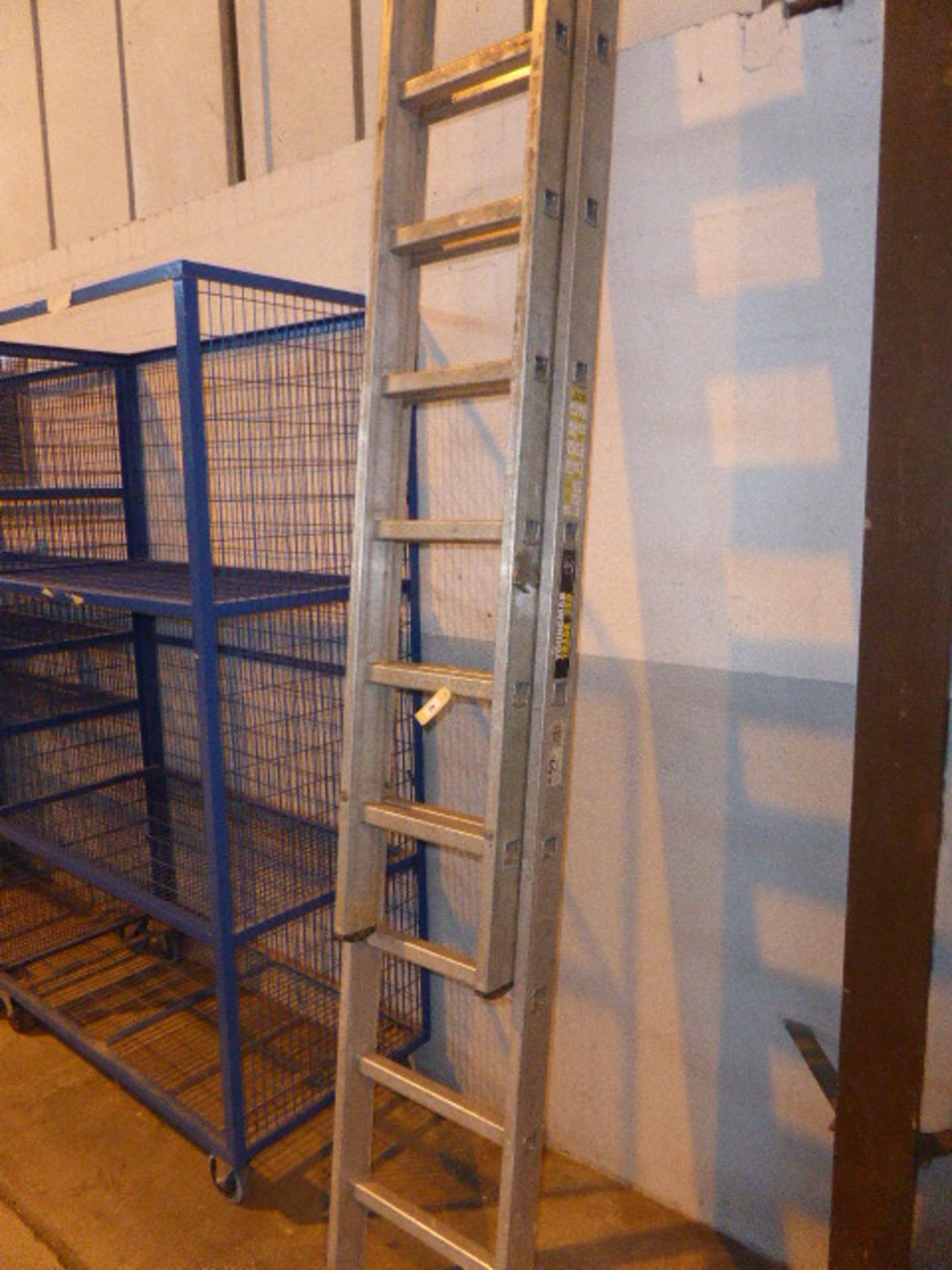 Double 21 aluminum extending ladder - Image 2 of 2