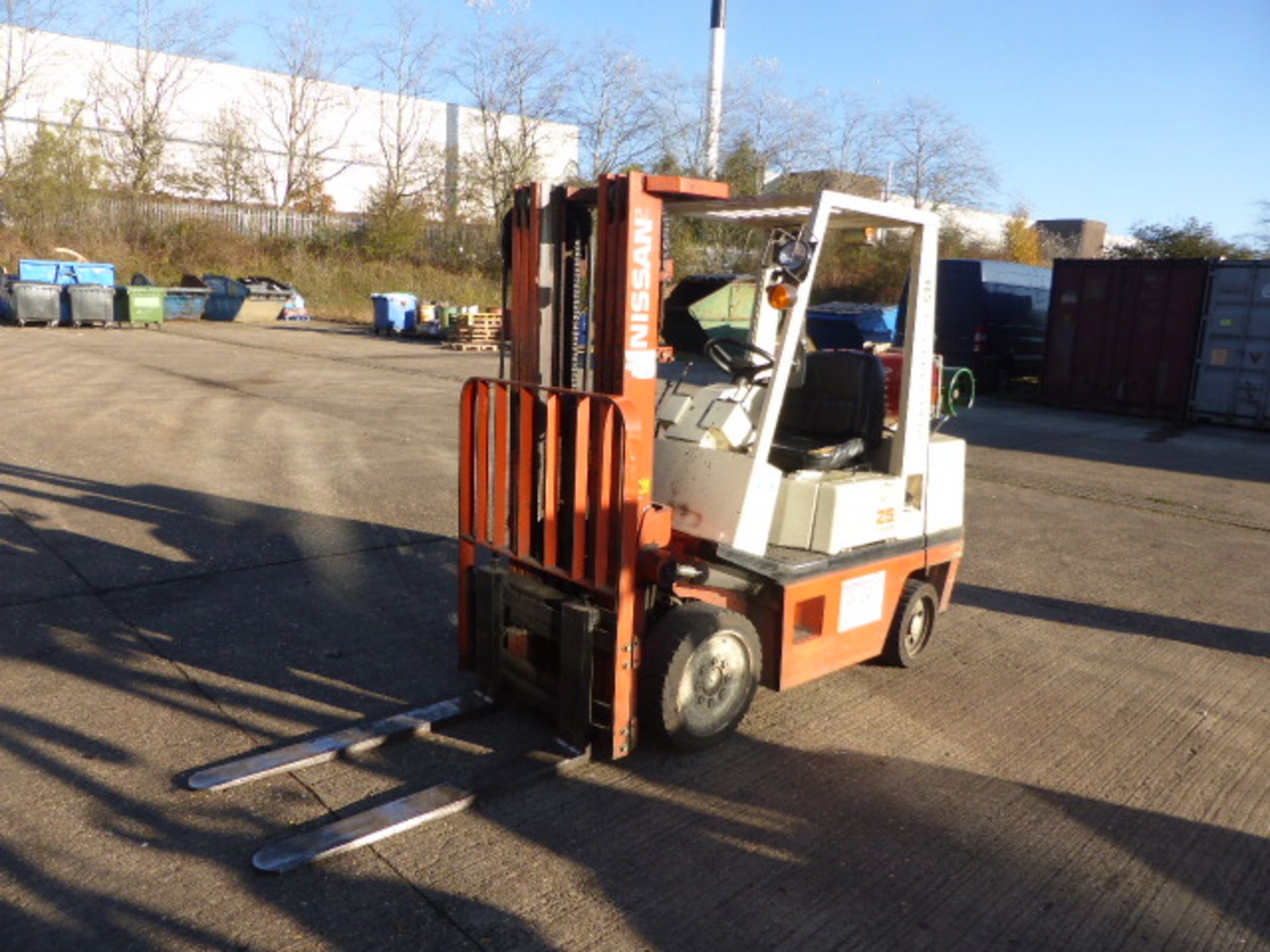 Nissan 25 calor gas counter balance fork lift truck with triple mast and side shift  Model: