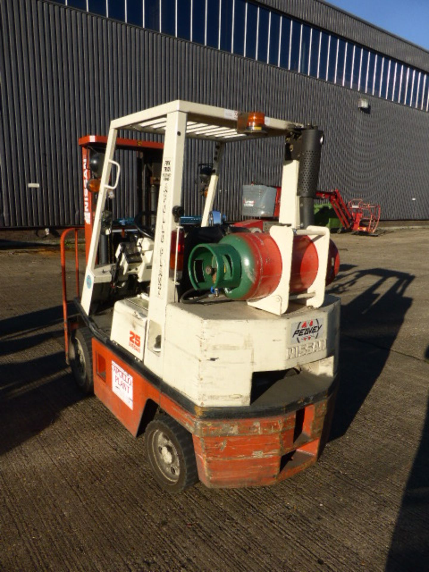 Nissan 25 calor gas counter balance fork lift truck with triple mast and side shift  Model: - Image 4 of 10