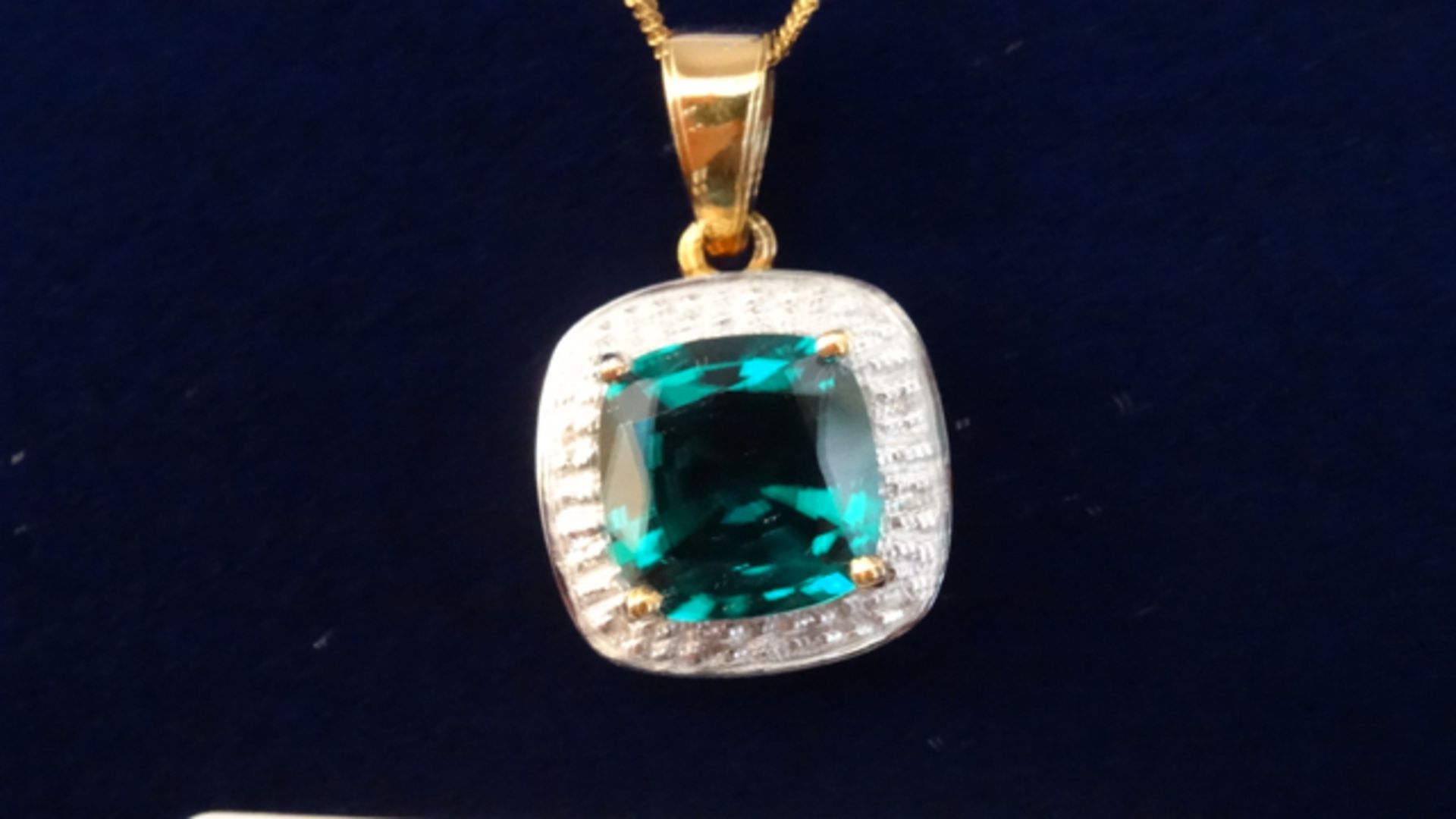 9ct Yellow Gold Chain with Emerald & Diamond Pendant. Beautiful piece, treat your loved one. - Image 3 of 3