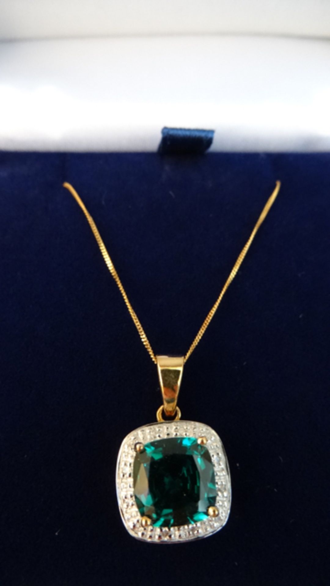 9ct Yellow Gold Chain with Emerald & Diamond Pendant. Beautiful piece, treat your loved one. - Image 2 of 3