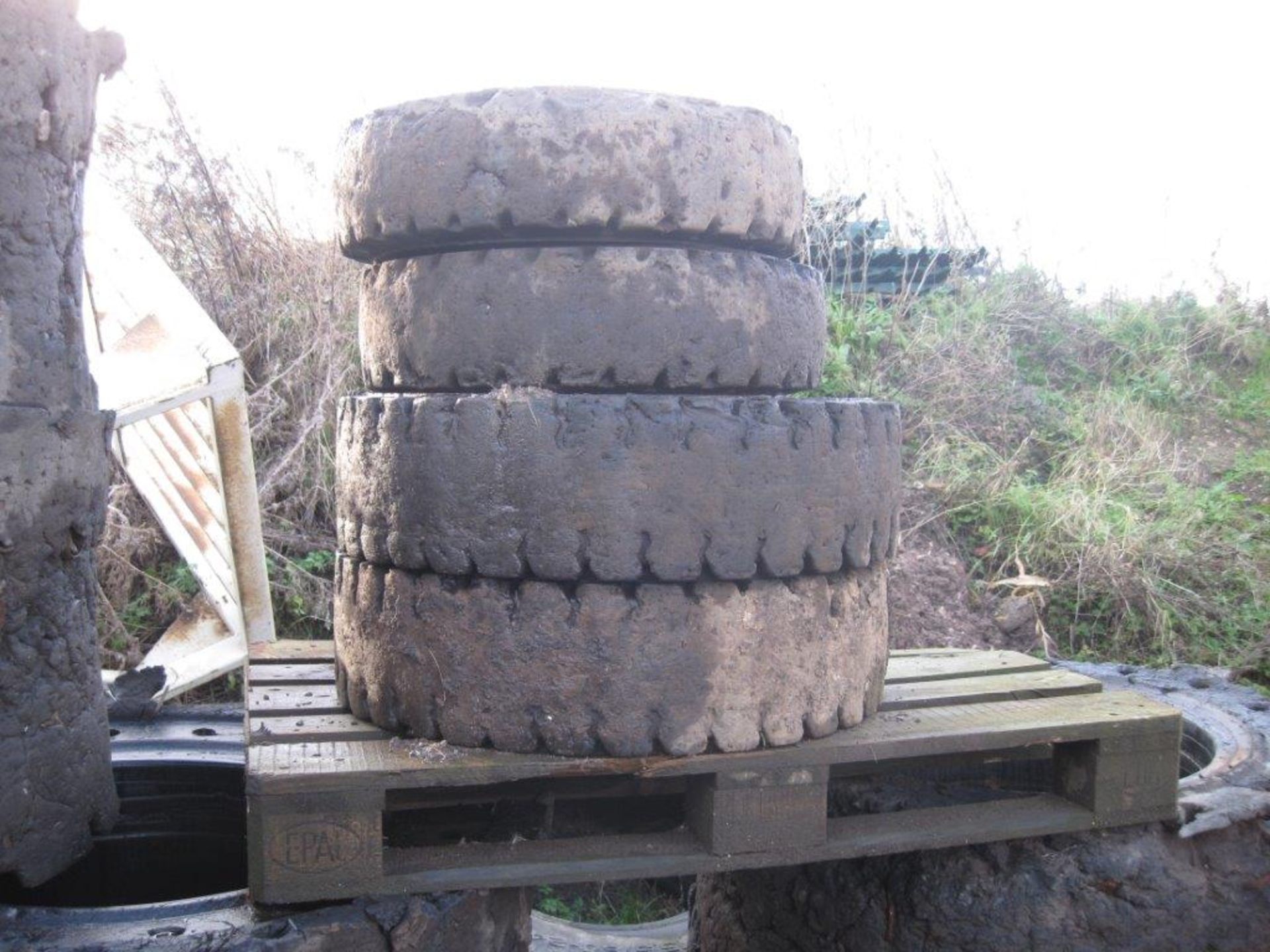 Forklift solid wheels and tyres - set of four
