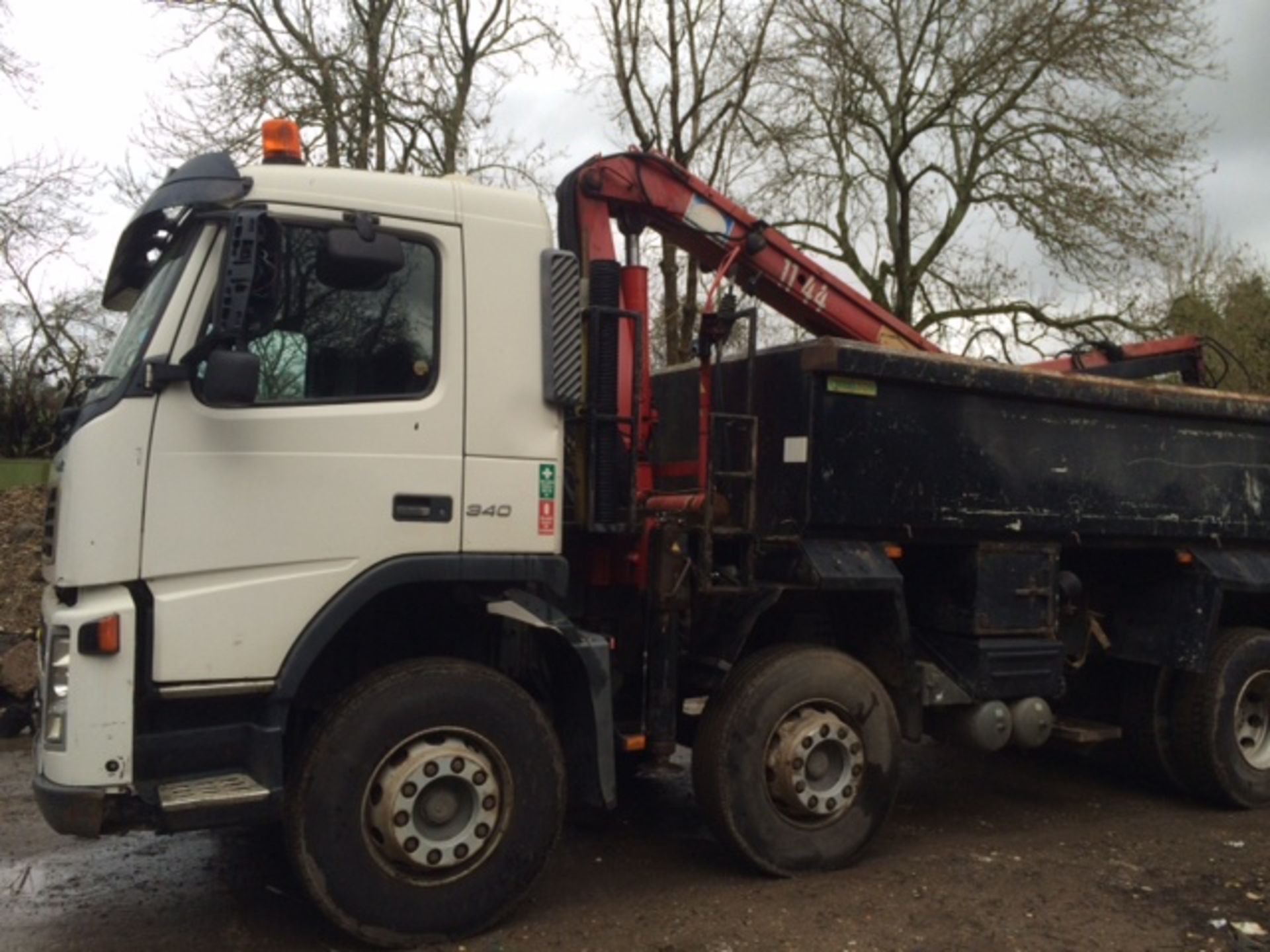 2004 Volvo FM12 8x4 Grab Lorry - Image 2 of 8