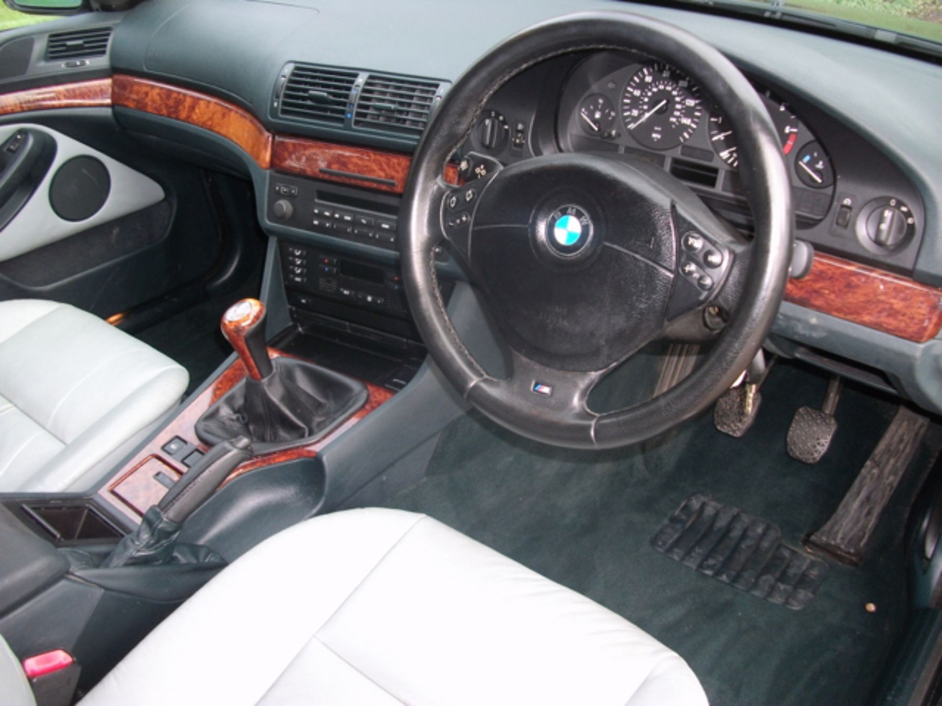 BMW 523i - Image 13 of 14