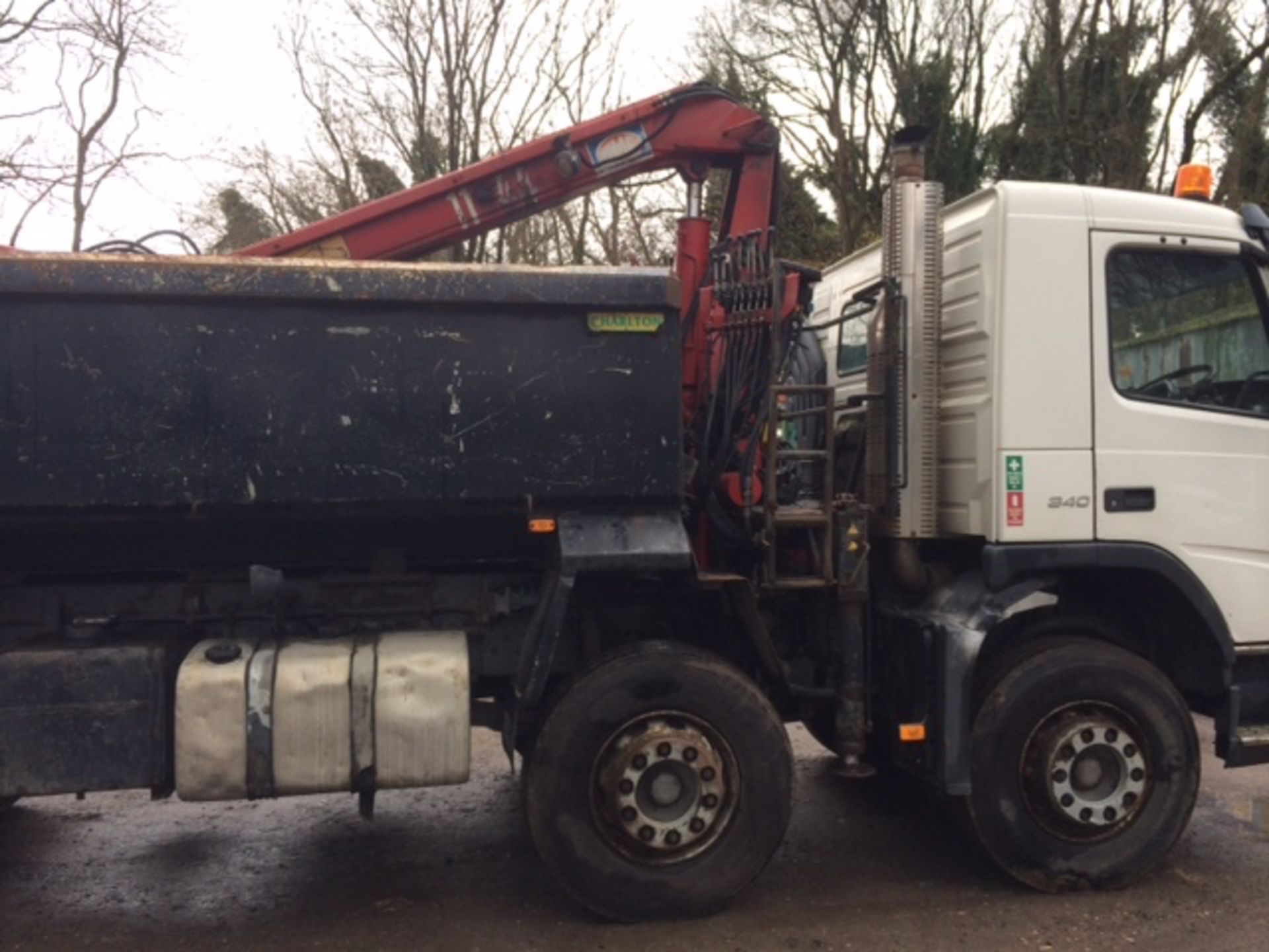 2004 Volvo FM12 8x4 Grab Lorry - Image 3 of 8