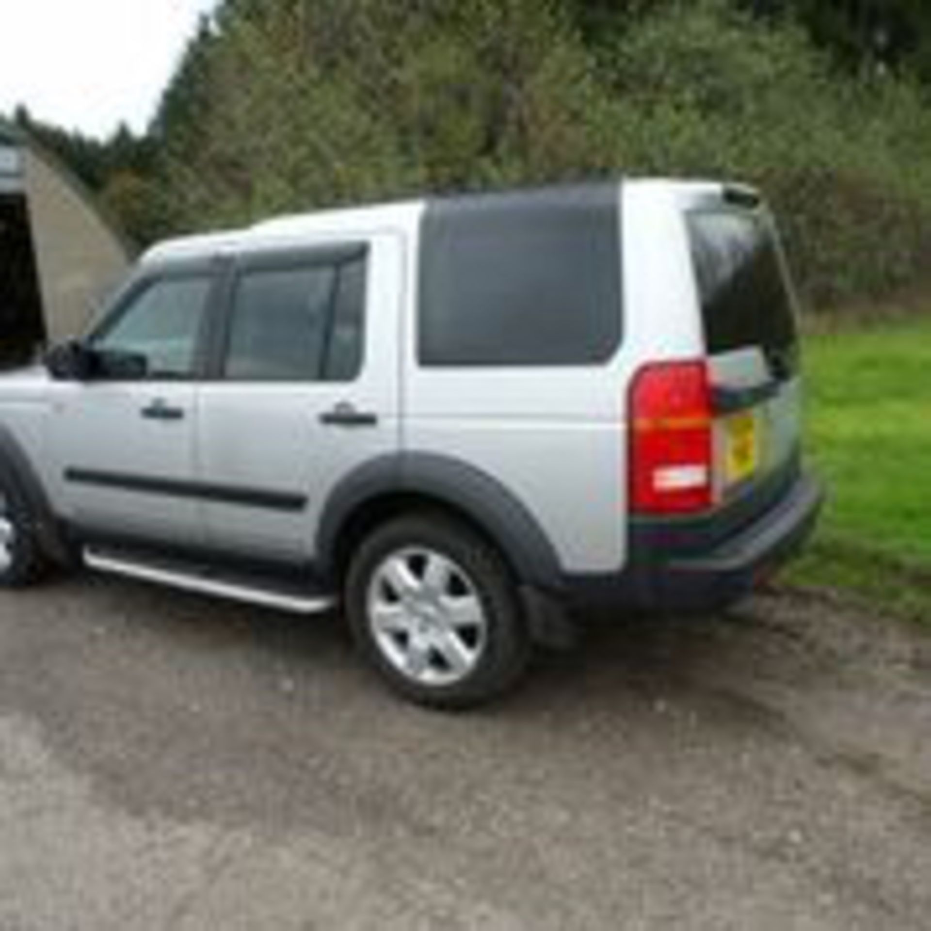 2004 DISCOVERY 3 TDV6 HSE AUTO IN SILVER WITH BLACK LEATHER,TOTAL HSE SPEC.

Black Full leather - Image 4 of 6