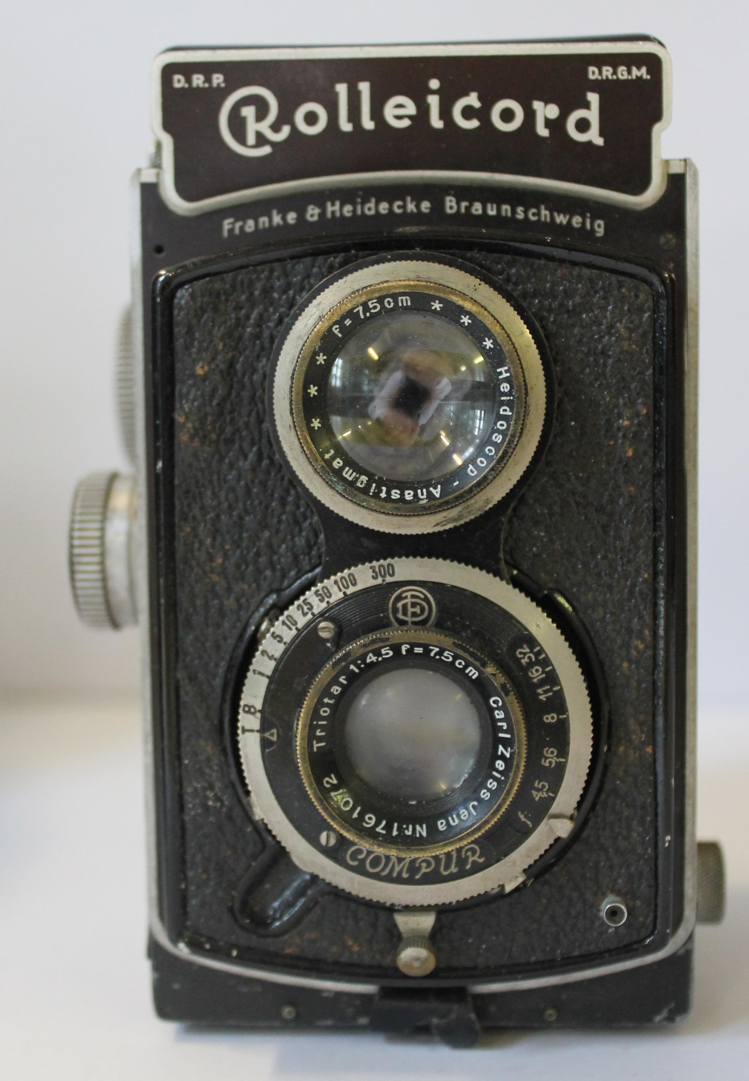 A Franke & Heidedcke Rolleicord camera with Carl Ziess lens, fitted in original leather case