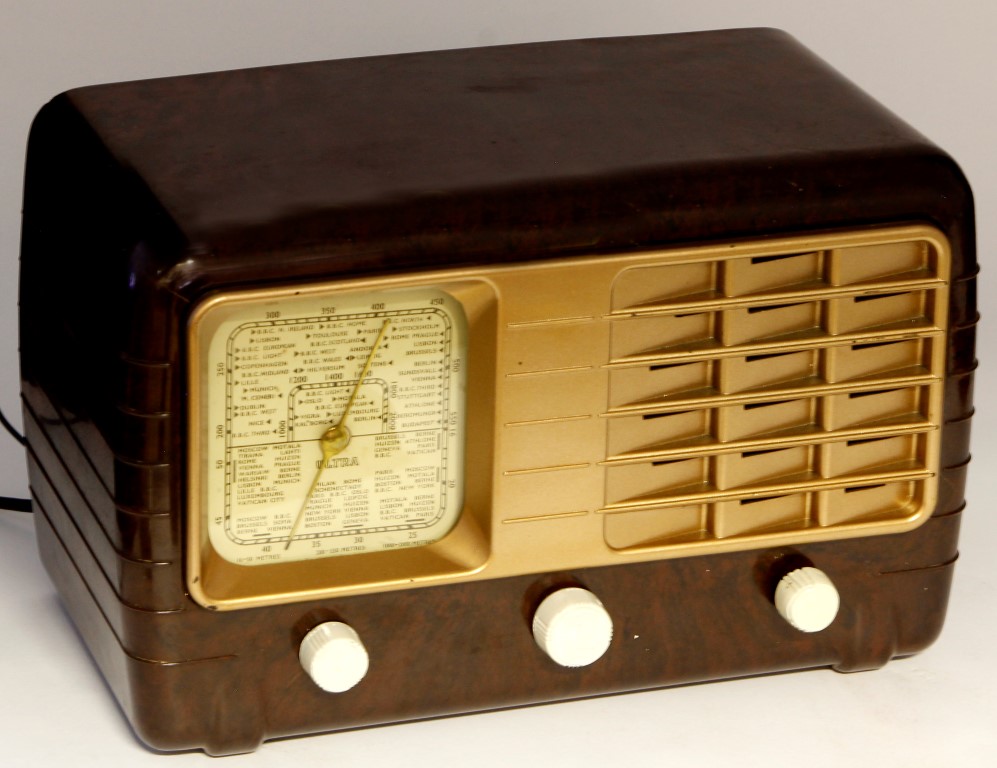 A 1945 Ultra U405 Bakelite valve radio, together with a 1947 ultra ET4011 Bakelite valve radio