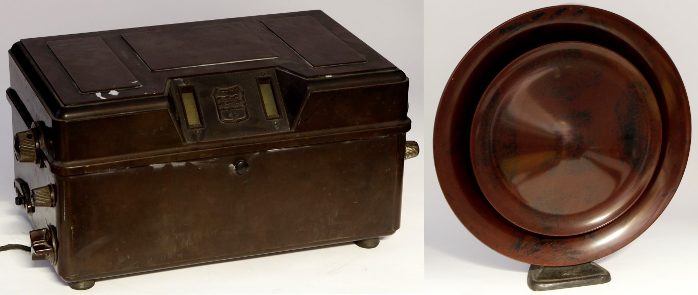 A 1920/1930s Philips 253I Bakelite valve radio, together with a Philips Bakelite loudspeaker