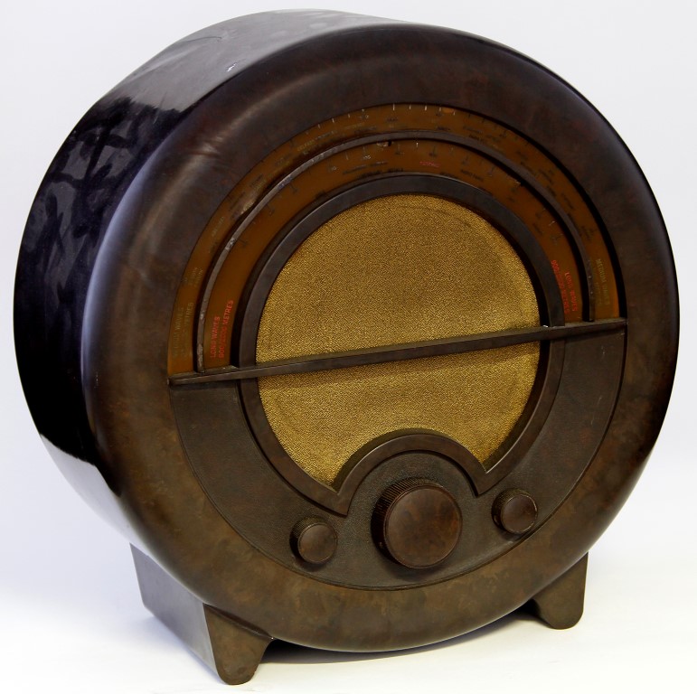 A 1935 EKCO (E K Cole Ltd) AD 76 Superhet Bakelite valve radio (Illustrated)    CONDITION REPORT: